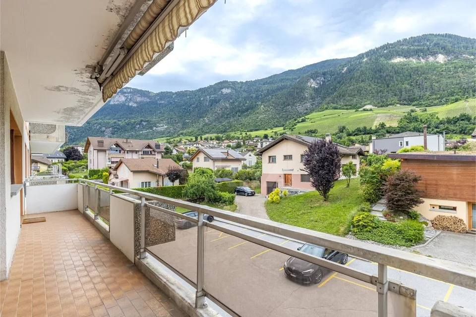 Bell'appartamento con balcone e vista montagna