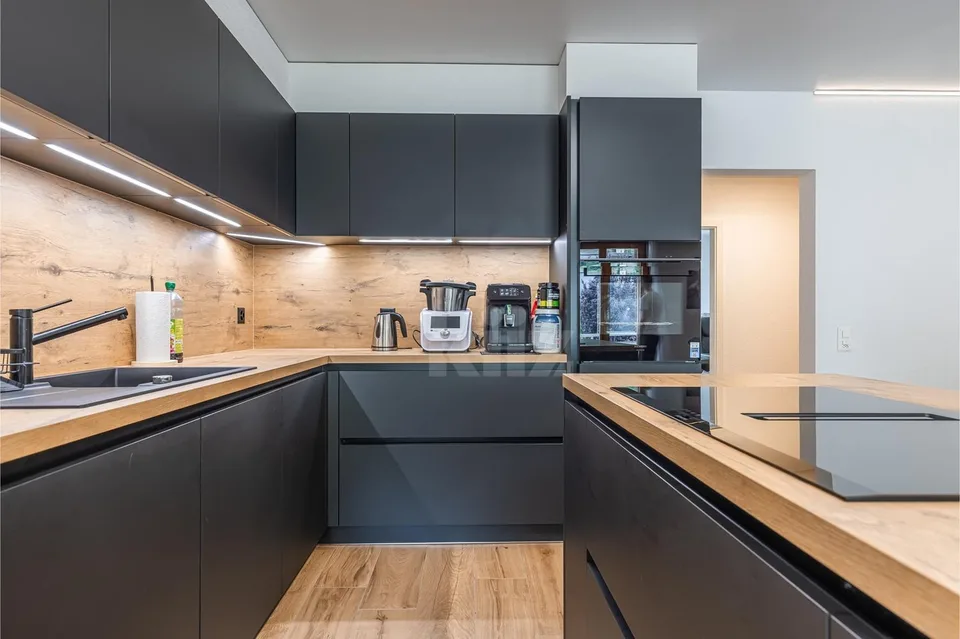 Bell'appartamento con balcone e vista montagna