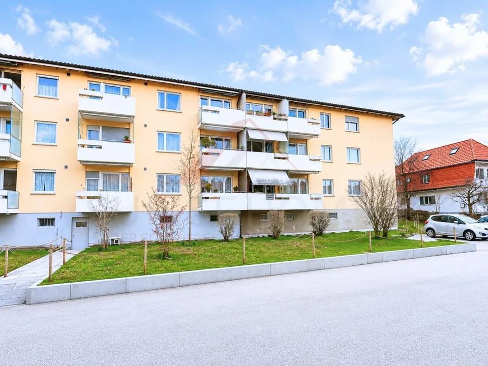 Perfekt für Familien - 4.5 Zimmer Wohnung mit Balkon und Spielplatz vor der Tür