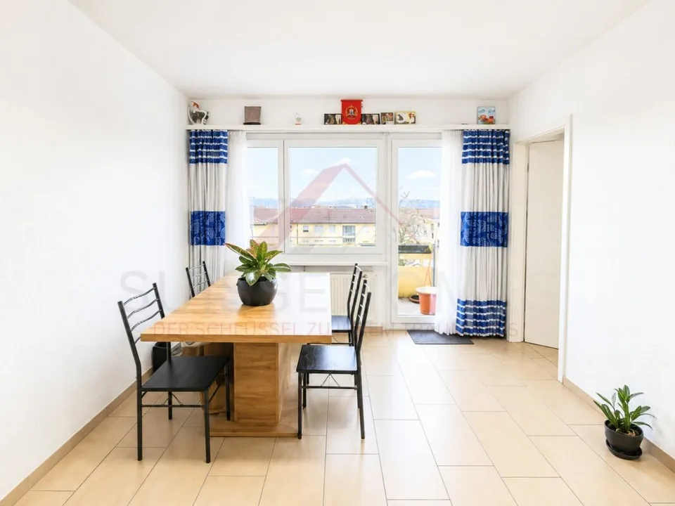 Perfekt für Familien - 4.5 Zimmer Wohnung mit Balkon und Spielplatz vor der Tür