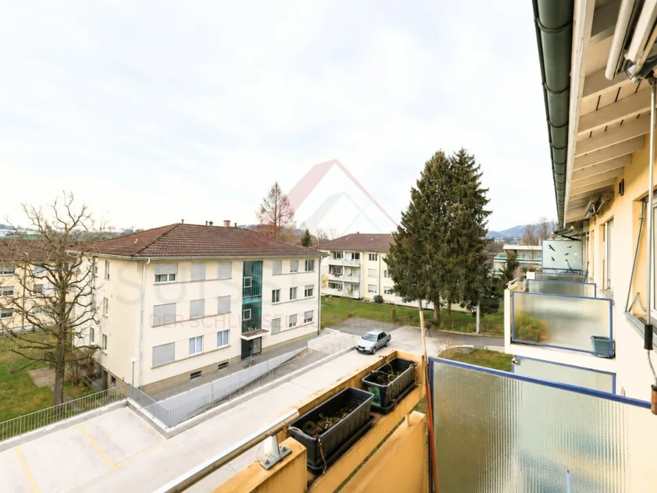 Perfekt für Familien - 4.5 Zimmer Wohnung mit Balkon und Spielplatz vor der Tür