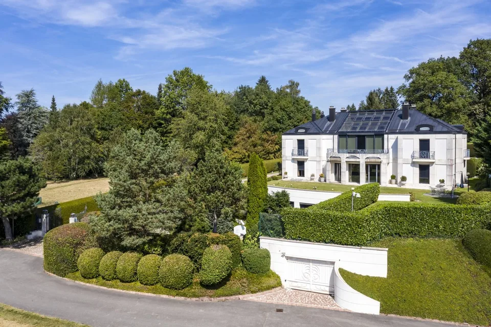 Un joyau d'élégance et d'exclusivité adjacent au parcours de golf de Lausanne.