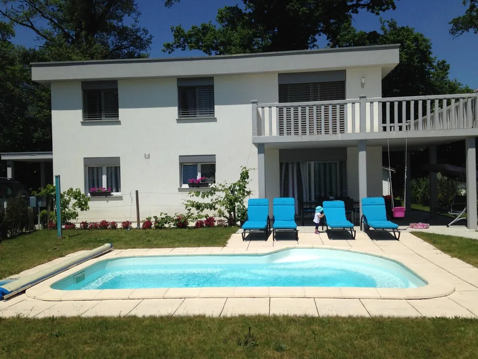 Splendida e spaziosa villa moderna con piscina, situata in posizione ideale