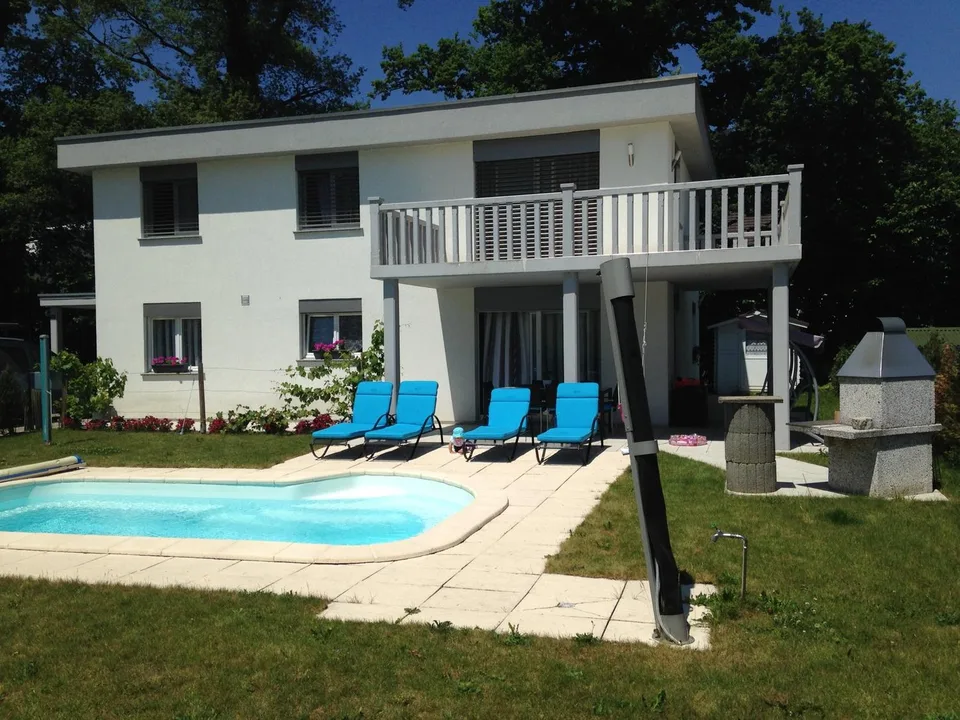Splendide et spacieuse villa moderne avec piscine idéalement bien située