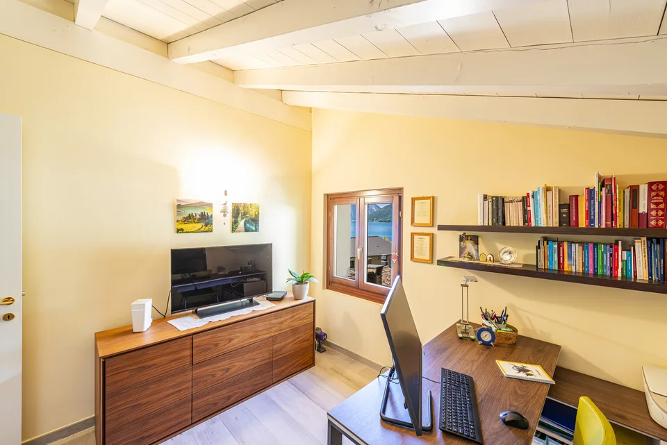 Attico mansardato con giardino e vista aperta sul Ceresio – Foto 9 von 13