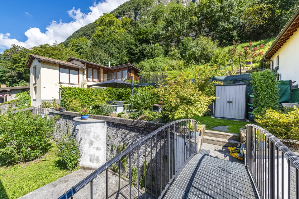 Attico mansardato con giardino e vista aperta sul Ceresio – Foto 13 von 13