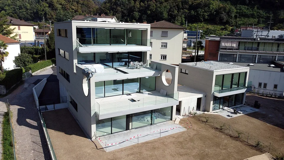 Elegante 4.5 locali al primo piano con terrazza e parziale vista lago