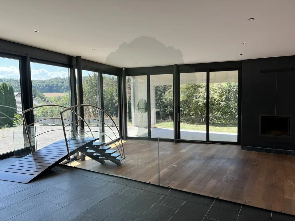 Magnifica casa di architetto di 300m2 su un terreno di 2'333m2