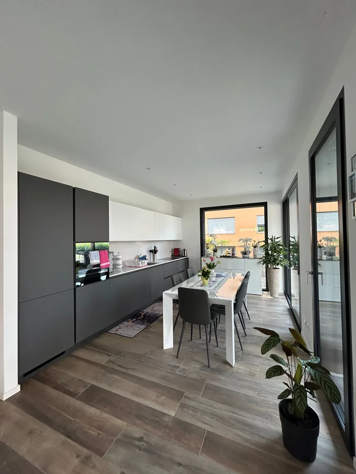 CANOBBIO - MODERNES 4.5-ZIMMER-WOHNUNG MIT GARTEN ZUM VERKAUF