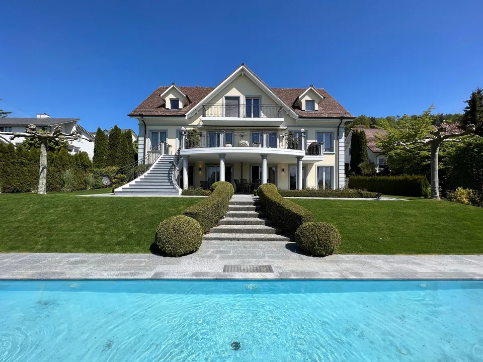Villa esclusiva di 8,5 locali con fontana ornamentale e vista sulla montagna a Stettfurt
