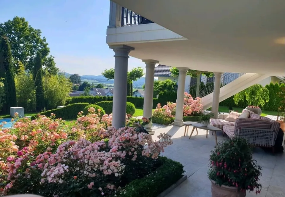 Exklusive 8.5-Zimmer-Villa mit Zierbecken und Bergblick in Stettfurt