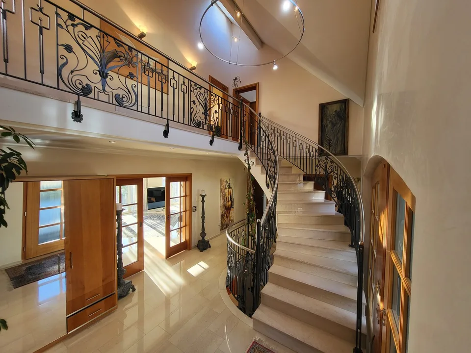 Villa exclusive de 8,5 pièces avec bassin d'ornement et vue sur la montagne à Stettfurt – photo 13 sur 14