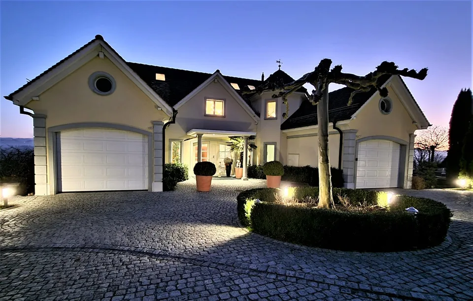 Villa esclusiva di 8,5 locali con fontana ornamentale e vista sulla montagna a Stettfurt