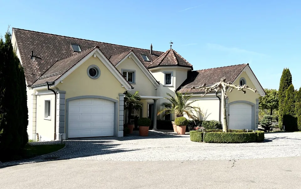 Villa esclusiva di 8,5 locali con fontana ornamentale e vista sulla montagna a Stettfurt