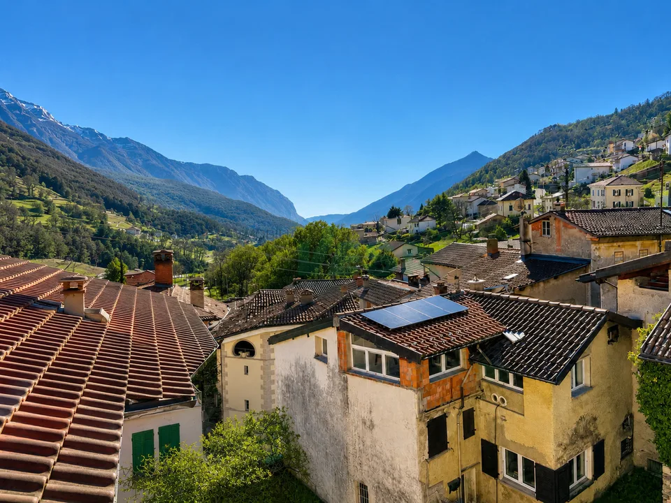 Splendida proprietà con antico palazzo, casetta rustica e bel giardino