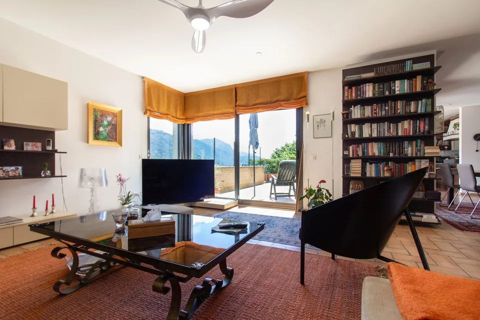 AMPIA E LUMINOSA CASA UNIFAMILIARE CON VISTA LAGO