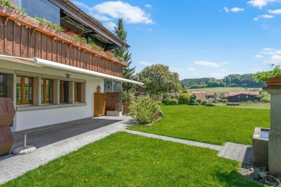 Ampio appartamento di giardino 5,5 locali con una vista incantevole sul verde