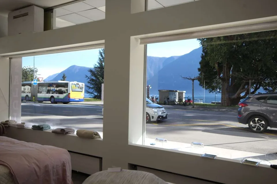 Lugano centro: negozio con vetrine fronte lago
