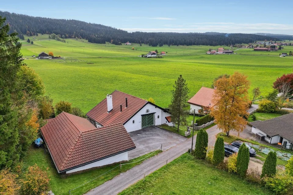 Ferme authentique Neuchâteloise en bordure de champs