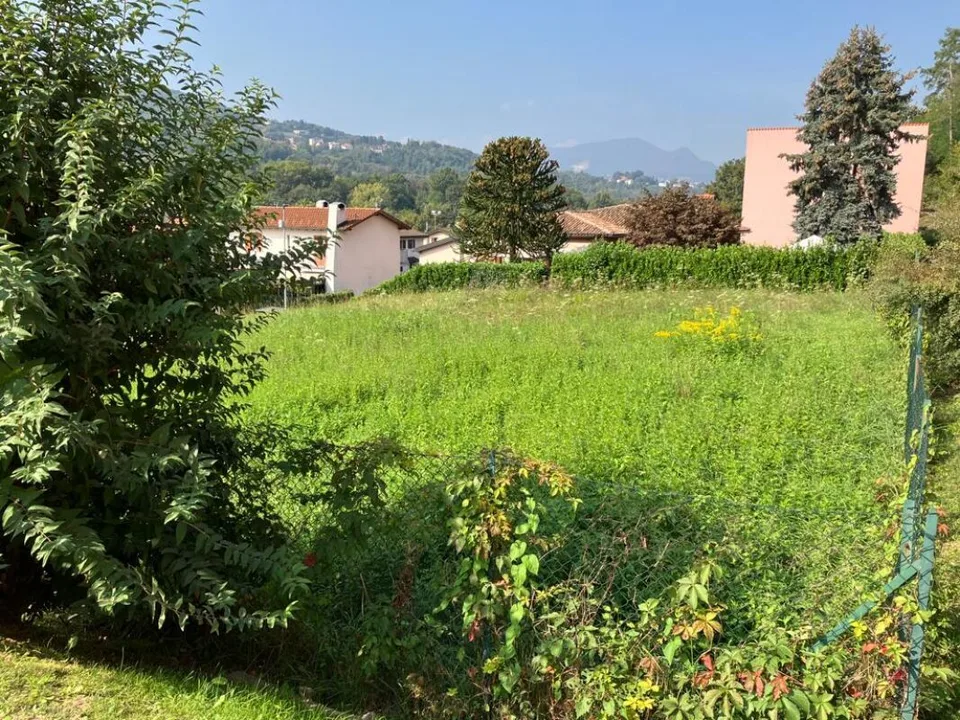 Terreno edificabile di 750 mq in posizione soleggiata e con vista aperta