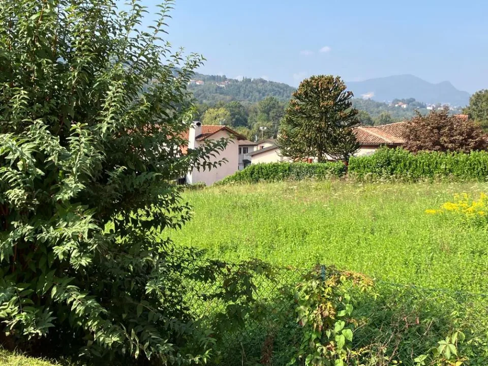 Terreno edificabile di 750 mq in posizione soleggiata e con vista aperta