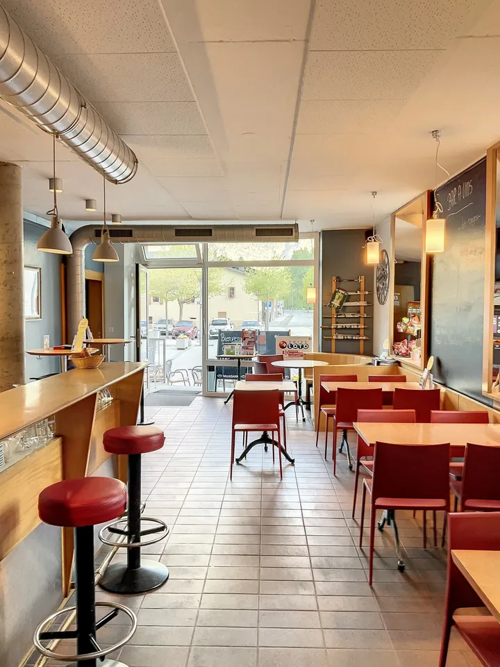 SUR LA COMMUNE DE MARTIGNY - IMMEUBLE HABITATION ET COMMERCIAL