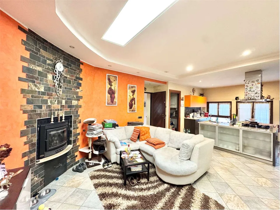 Capannone, Appartamento e Show Room in vendita a Porlezza