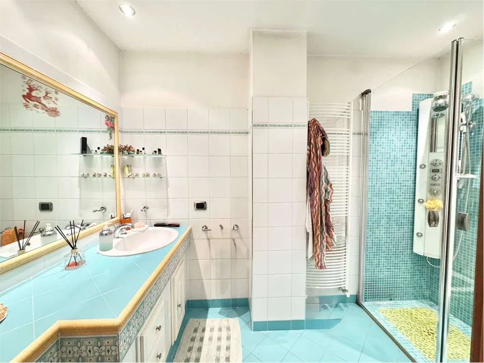 Capannone, Apartment und Showroom in Porlezza zum Verkauf