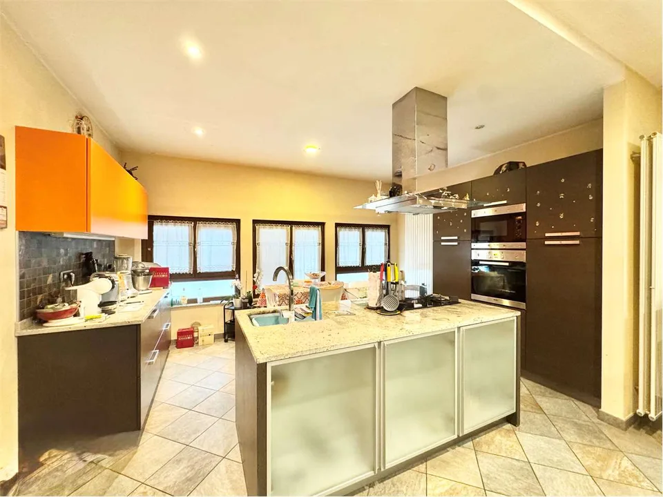 Capannone, Apartment und Showroom in Porlezza zum Verkauf