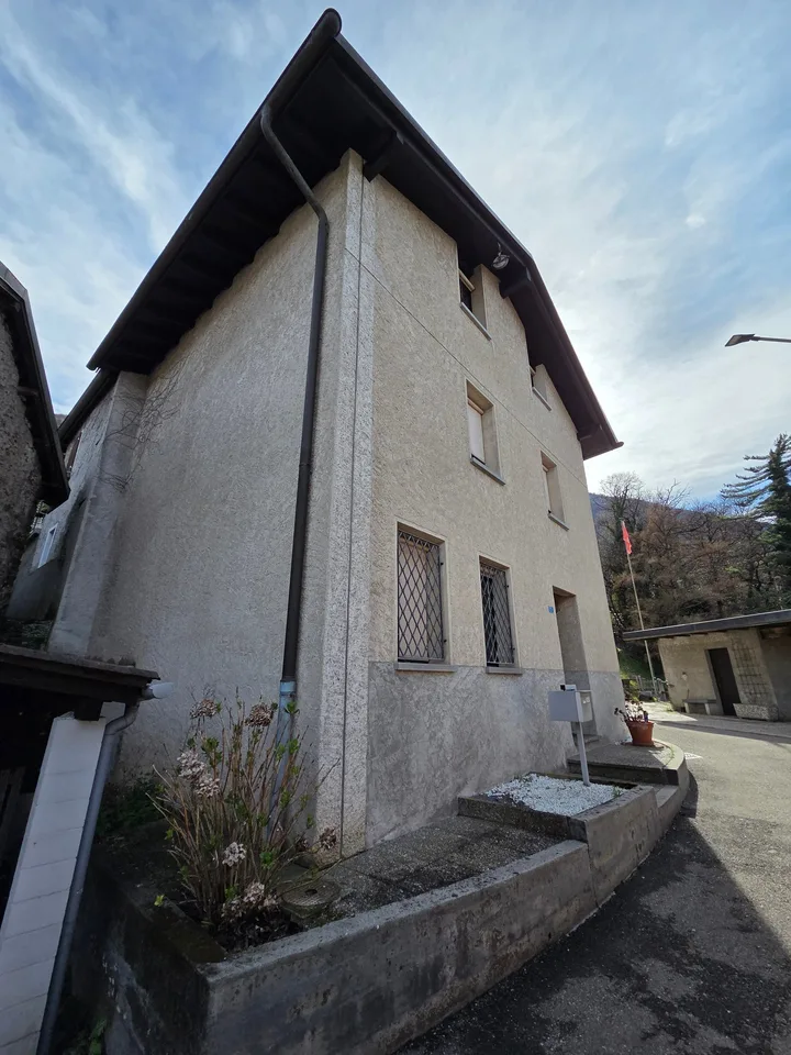 Einfamilienhaus mit 4.5 Zimmern in Cadenazzo mit Panoramablick