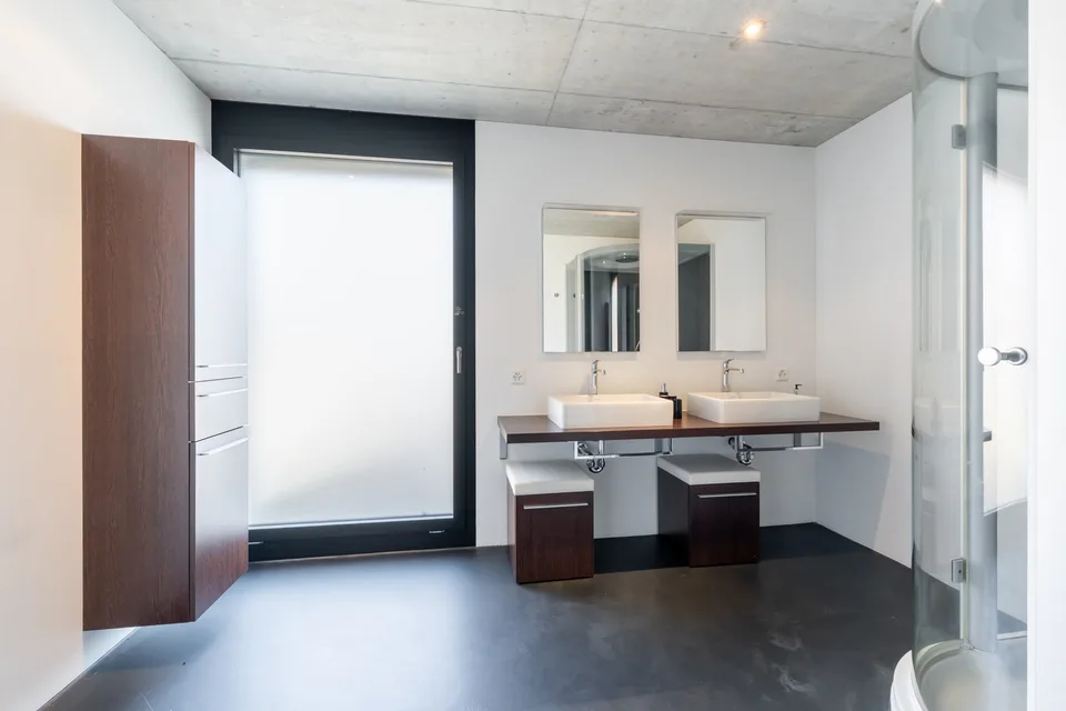 Modernes Design-Haus mit Loft-Pavillon und Pool