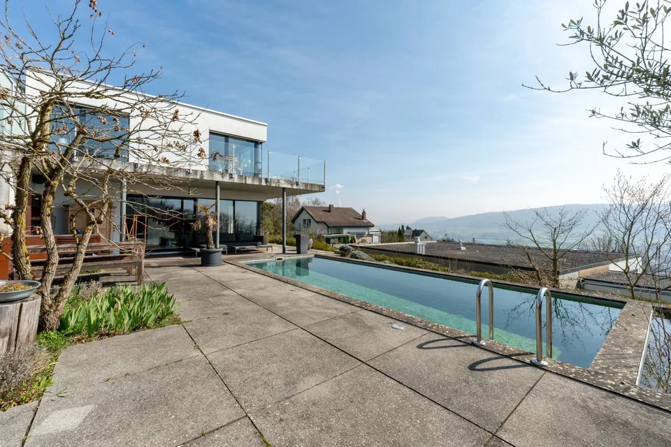 Modernes Design-Haus mit Loft-Pavillon und Pool