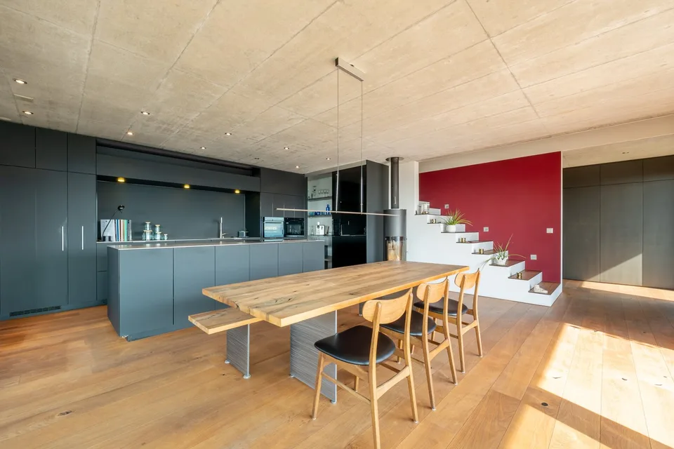 Modernes Design-Haus mit Loft-Pavillon und Pool