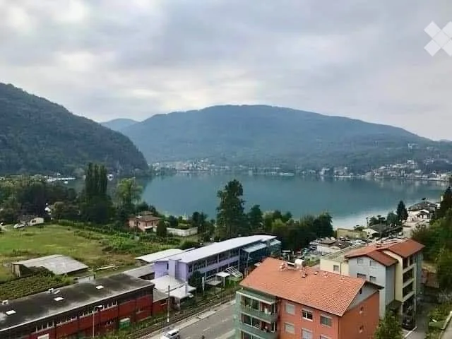 Luminoso 4.5 locali con vista lago + 2 balconi - Pura