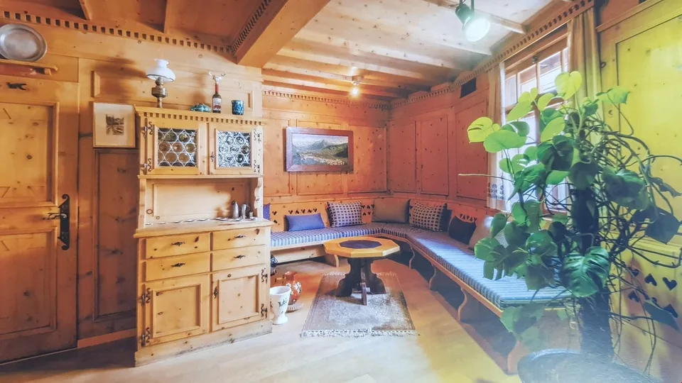 Immeuble d'appartements avec 11 logements rénovés, prêt à être occupé
