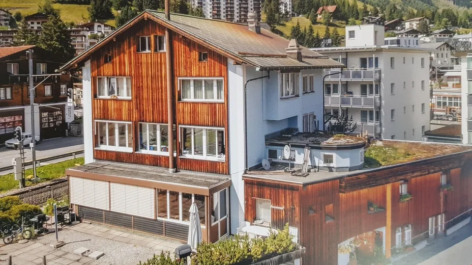 Immeuble d'appartements avec 11 logements rénovés, prêt à être occupé