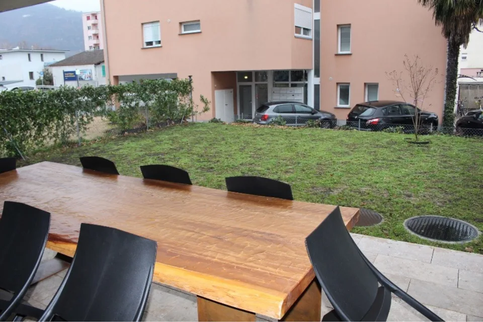 Appartamento 2 ½ locali con grande terrazza coperta e giardino esclusivo