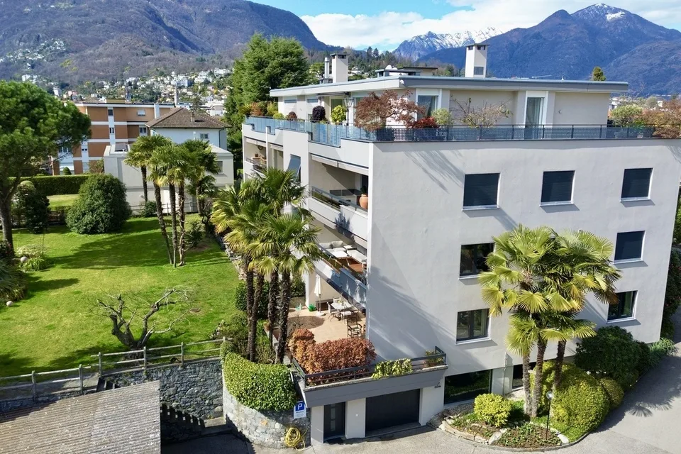 APPARTAMENTO CON MOBILI DI DESIGN INCLUSI, PISCINA E FITNESS