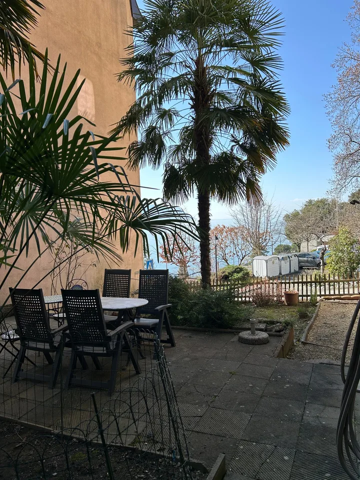 Edificio di rendita vicino a Montreux con vista sul lago – 3 appartamenti, giardini, terrazze