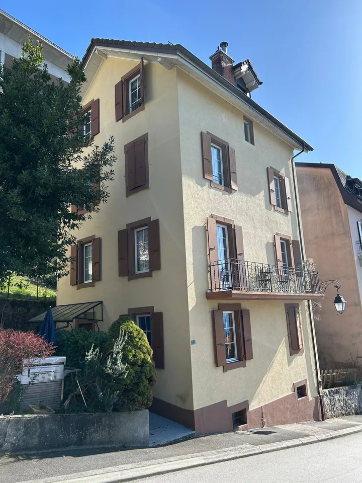 Edificio di rendita vicino a Montreux con vista sul lago – 3 appartamenti, giardini, terrazze
