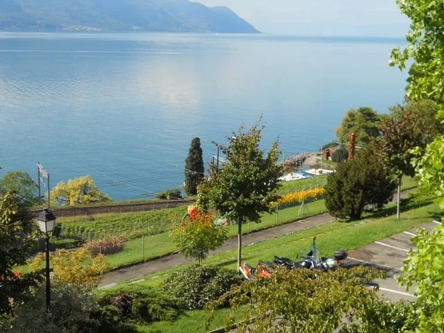Immeuble de rendement proche de Montreux avec vue sur le lac – 3 appartements, jardins, terrasses