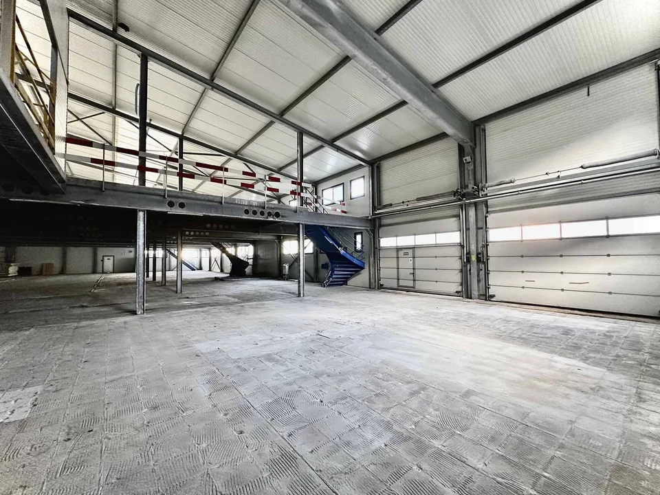 Capannone industriale di 2350 m2 in vendita nella regione di Sion