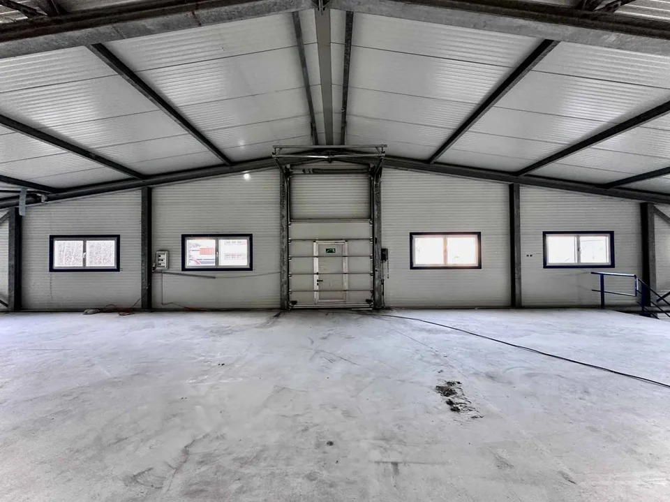 Capannone industriale di 2350 m2 in vendita nella regione di Sion