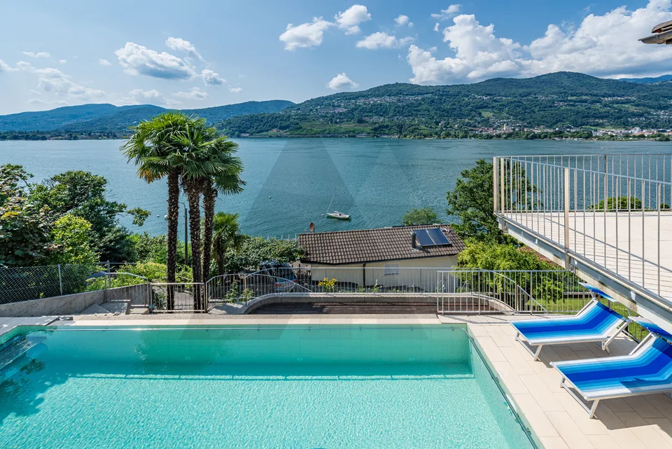 VILLA CON VISTA LAGO E PISCINA ESTERNA