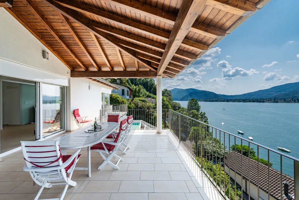 VILLA CON VISTA LAGO E PISCINA ESTERNA