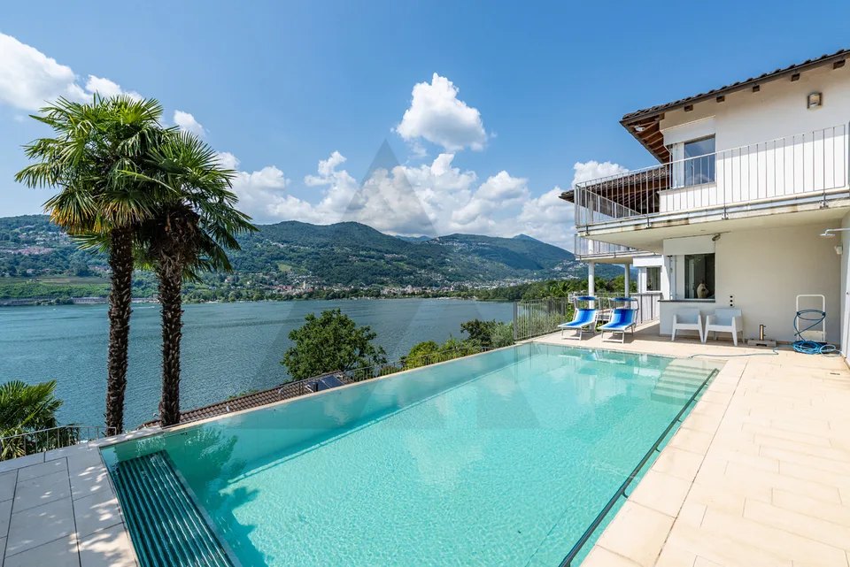VILLA CON VISTA LAGO E PISCINA ESTERNA