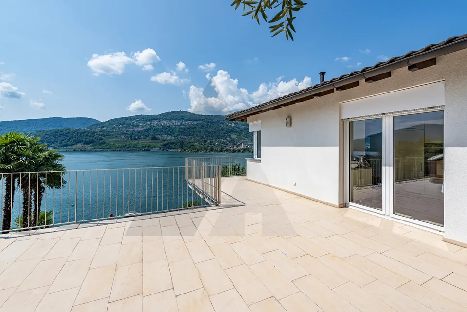 VILLA CON VISTA LAGO E PISCINA ESTERNA