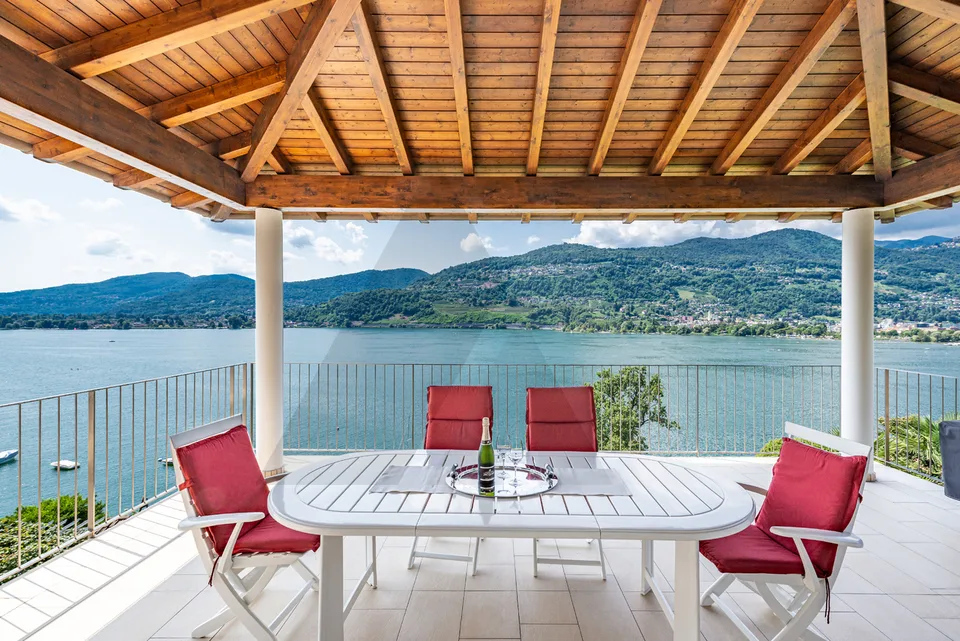 VILLA CON VISTA LAGO E PISCINA ESTERNA