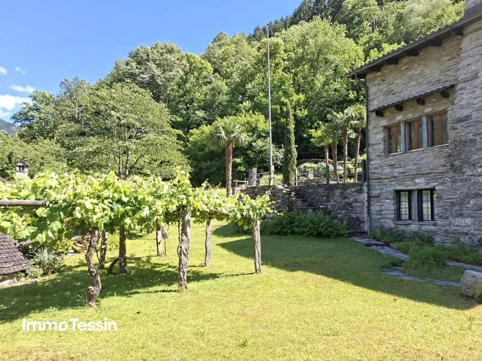 HIGHLIGHT: Charmante & charaktervolle Liegenschaft mit traumhaftem und grossem Garten an dominanter Lage