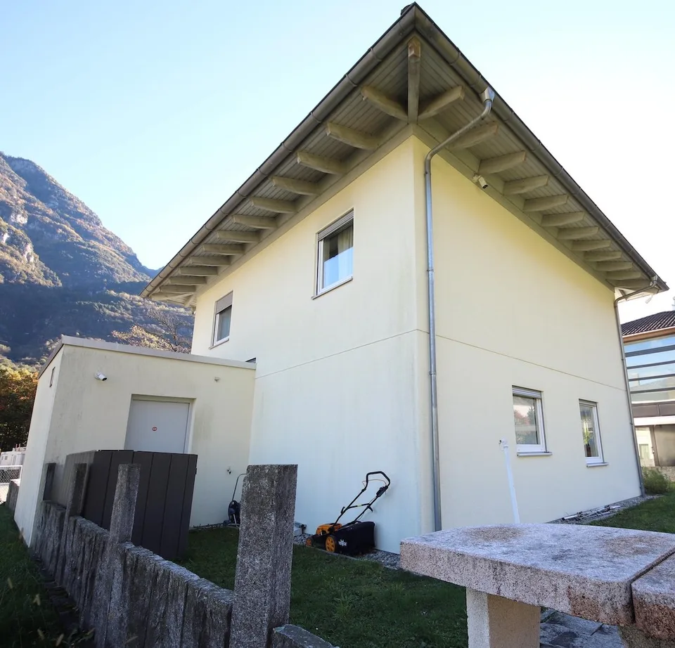 Casa unifamiliare moderna con vista panoramica a Lodrino